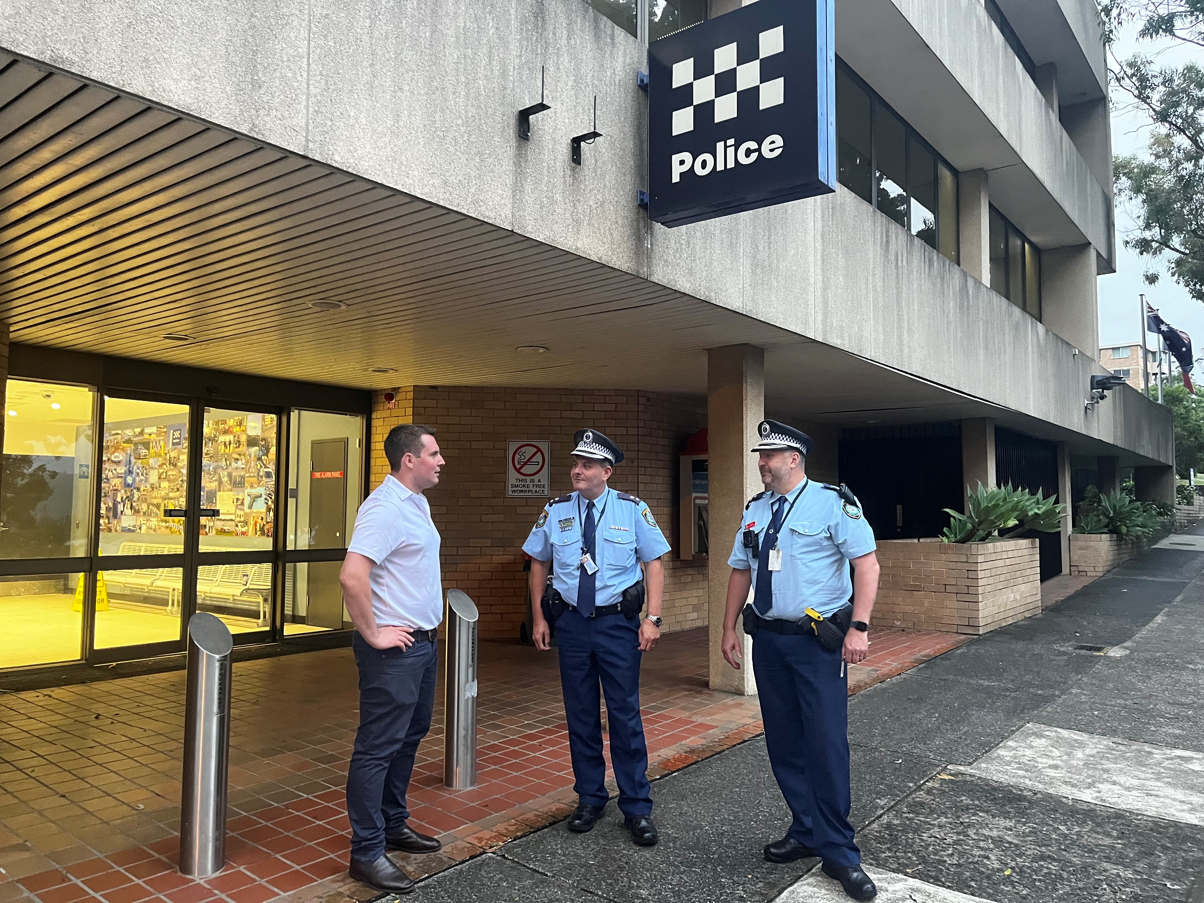 DR REID MEETS WITH LOCAL POLICE TO DISCUSS CRIME RESPONSE Main Image